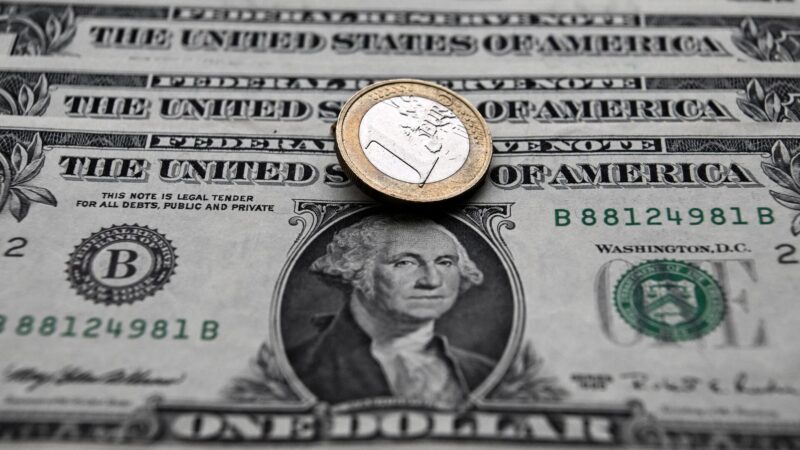 Dólar volta a R$ 5 com pressão externa e cautela do Fed