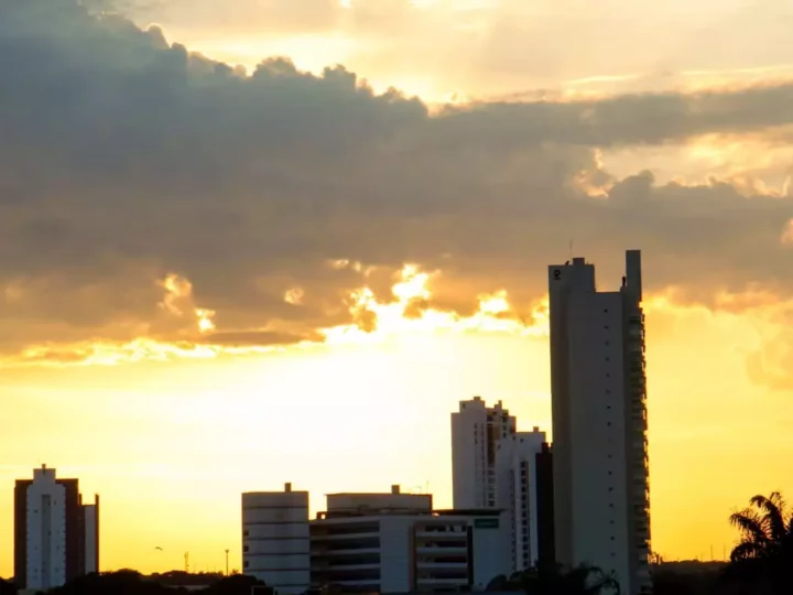 Feriado com sol e calor predomina em MS, mas tempo seco exige atenção