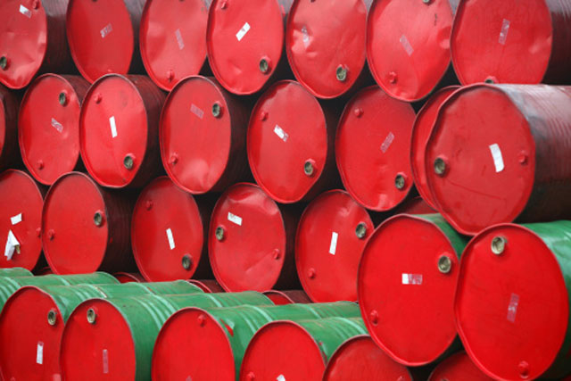 Petróleo cai com avanço diplomático do Irã, mas acumula forte alta semanal