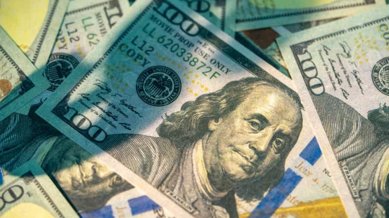Dólar sobe com tensão no Oriente Médio e fecha a R$ 4,96