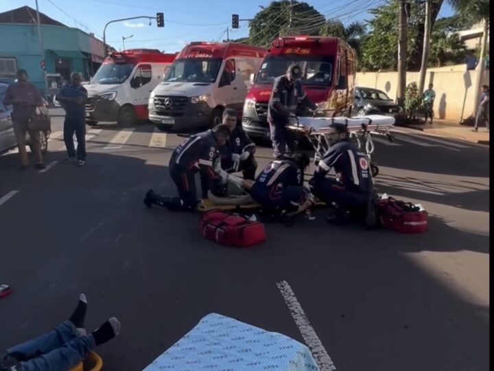 Idosa e motoentregador ficam feridos em acidente