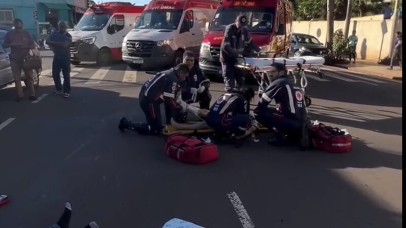 Idosa e motoentregador ficam feridos em acidente