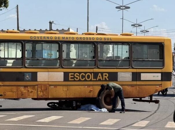 Motociclista morre após colisão com ônibus escolar