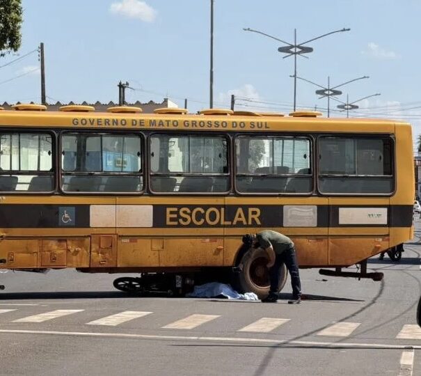 Motociclista morre após colisão com ônibus escolar