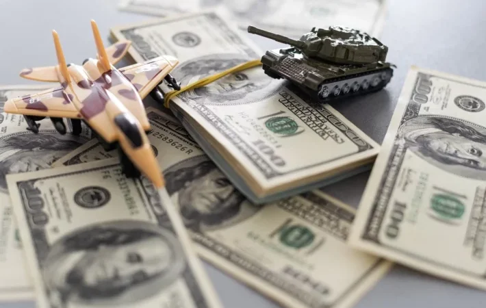 Dólar fecha em leve alta após tensão no Oriente Médio e cautela no mercado