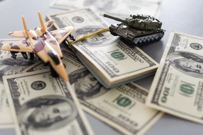 Dólar fecha em leve alta após tensão no Oriente Médio e cautela no mercado