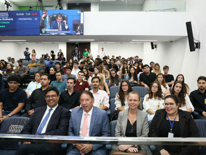 Acadêmicos de Direito da UCDB visitam a ALEMS e são recepcionados por Gerson Claro