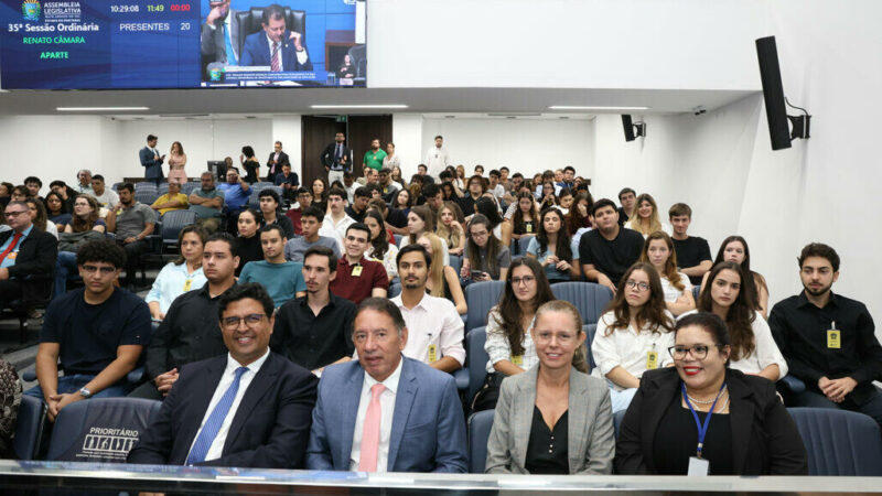 Acadêmicos de Direito da UCDB visitam a ALEMS e são recepcionados por Gerson Claro