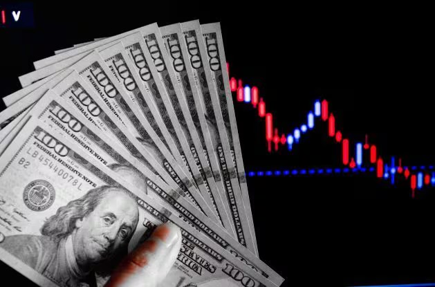 Dólar cai e fecha abaixo de R$ 4,90 pela primeira vez em mais de dois anos