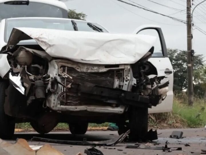 Criança fica ferida após colisão entre dois carros na Vila Nasser, em Campo Grande