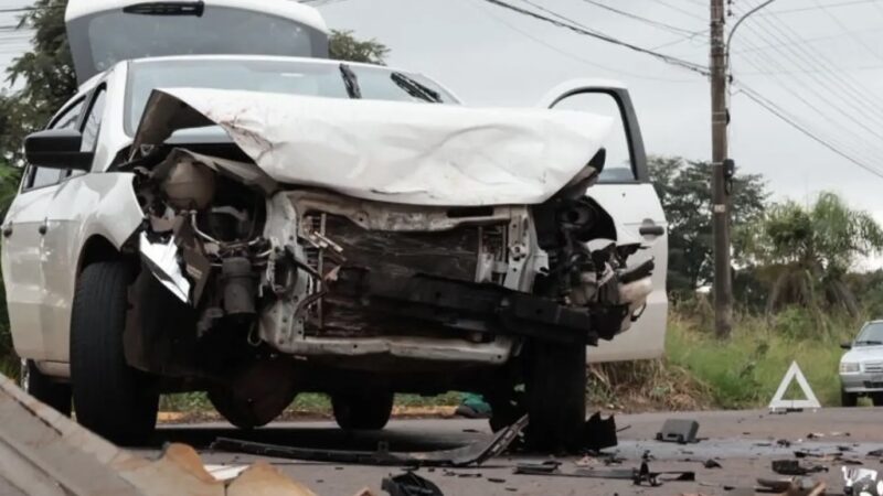 Criança fica ferida após colisão entre dois carros na Vila Nasser, em Campo Grande