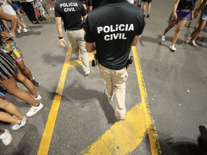 Mãe é presa suspeita de matar bebê após flagrar conhecido abusando sexualmente contra a criança