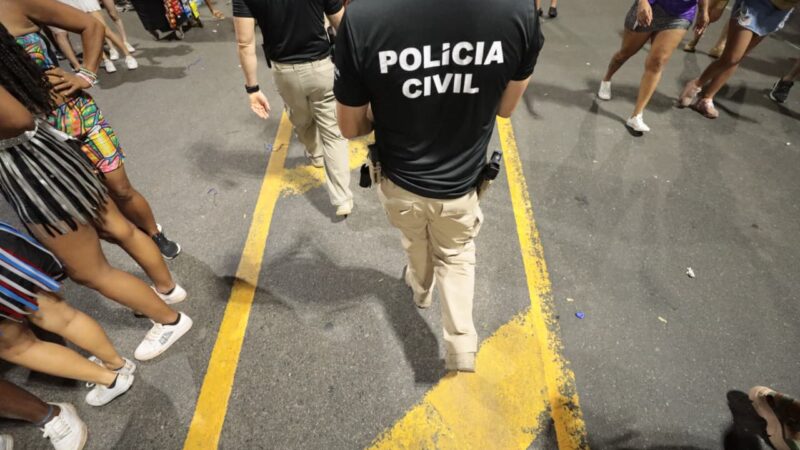 Mãe é presa suspeita de matar bebê após flagrar conhecido abusando sexualmente contra a criança