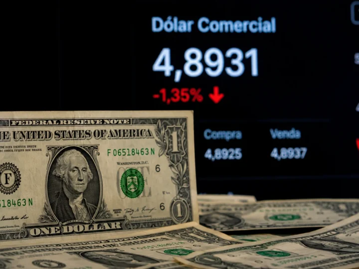Dólar atinge menor valor desde 2024 e fecha em queda; Bolsa recua no Brasil