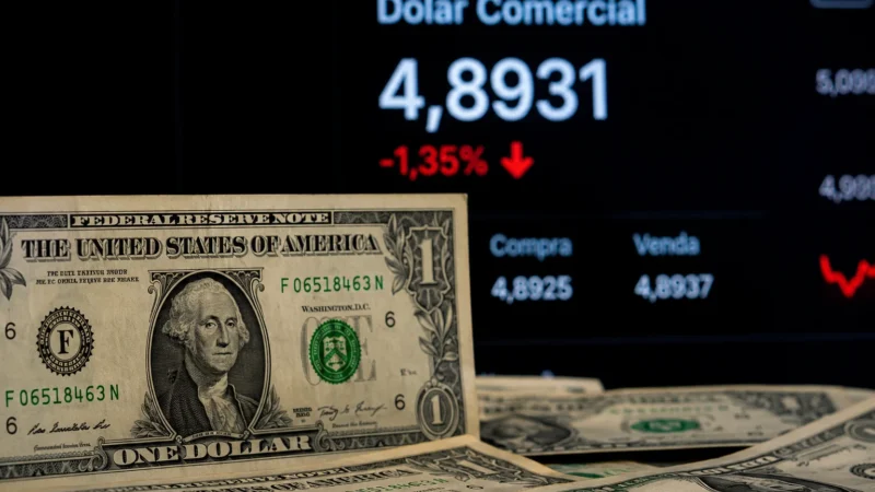 Dólar atinge menor valor desde 2024 e fecha em queda; Bolsa recua no Brasil