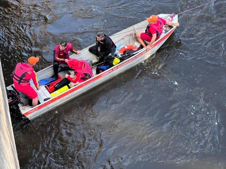 Bombeiros encontram corpo de motorista preso em caminhão submerso no Rio Vacaria