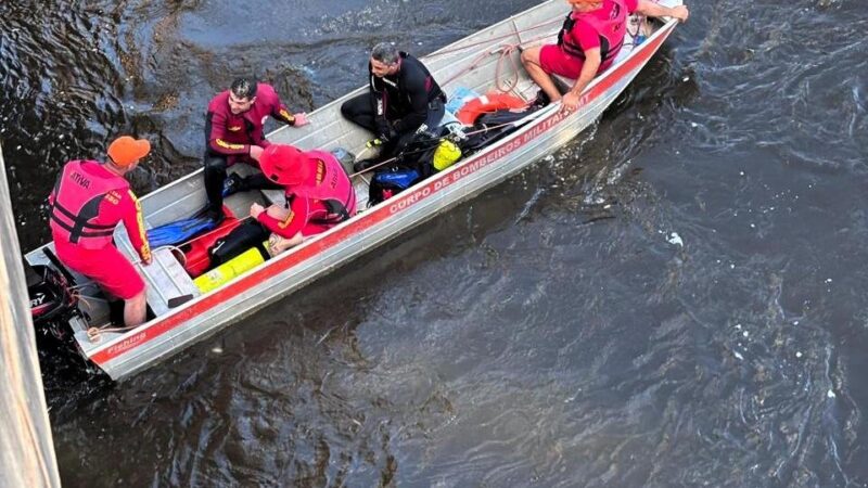 Bombeiros encontram corpo de motorista preso em caminhão submerso no Rio Vacaria