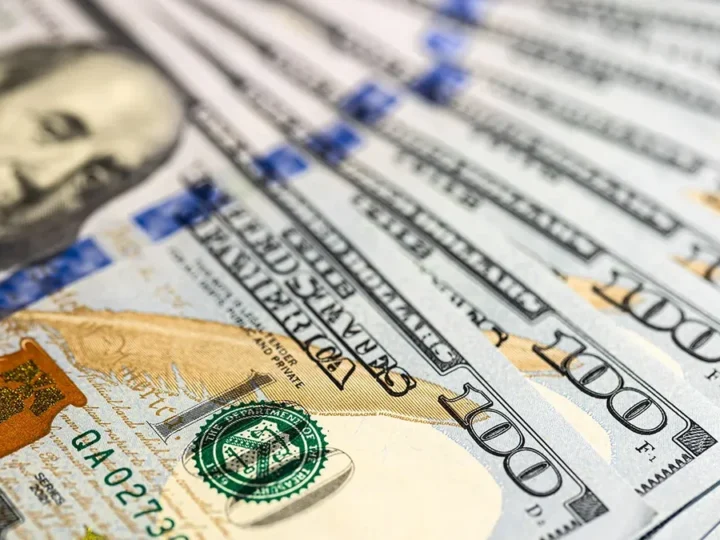 Dólar fecha acima de R$ 5 após tensão política e preocupações fiscais