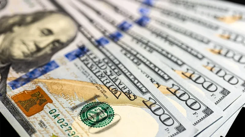 Dólar fecha acima de R$ 5 após tensão política e preocupações fiscais
