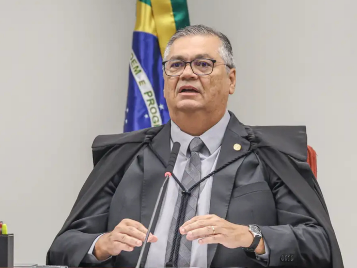 Flávio Dino manda apurar repasses de emendas a ONGs ligadas a filme sobre Bolsonaro