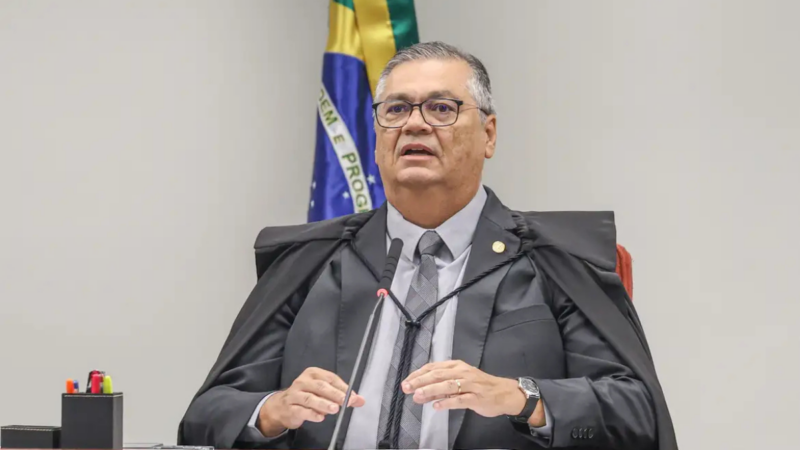 Flávio Dino manda apurar repasses de emendas a ONGs ligadas a filme sobre Bolsonaro