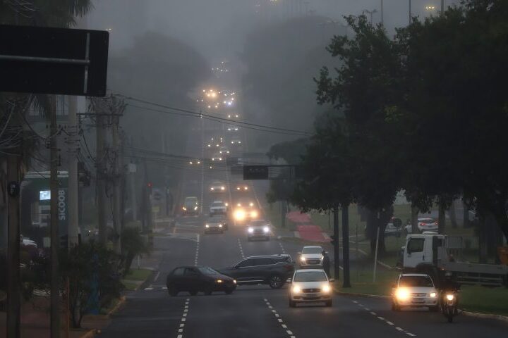 Nova frente fria mantém alerta de chuvas intensas em Mato Grosso do Sul até segunda-feira