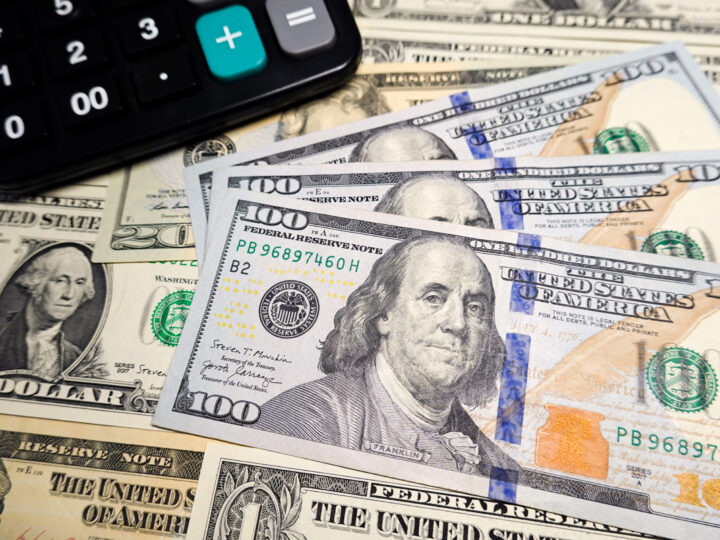 Dólar fecha abaixo de R$ 5 após alívio nas tensões entre EUA e Irã
