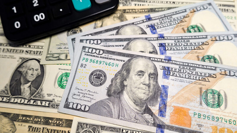 Dólar fecha abaixo de R$ 5 após alívio nas tensões entre EUA e Irã