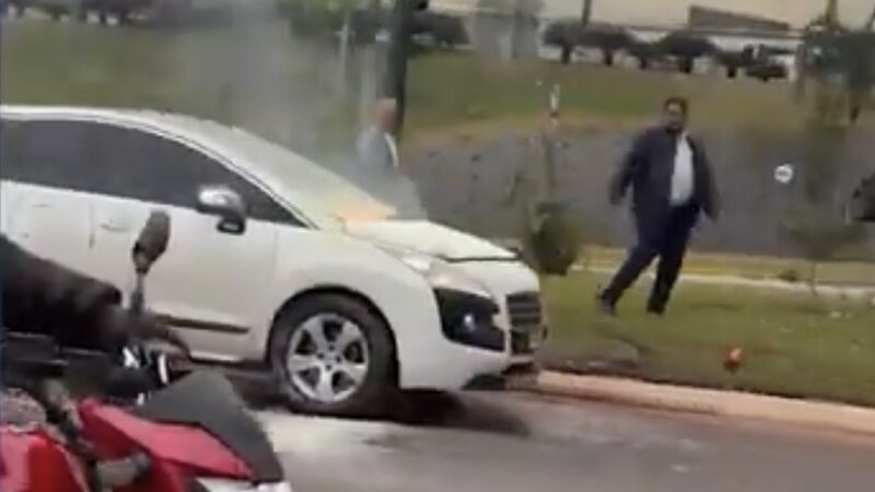 Peugeot pega fogo na Avenida Afonso Pena e assusta motoristas próximo a shopping em Campo Grande