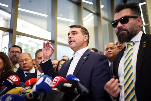 Flávio Bolsonaro admite visita a Daniel Vorcaro após primeira prisão do banqueiro