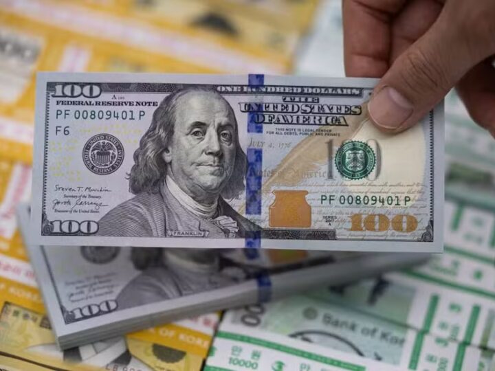 Dólar volta a superar R$ 5 e reage a pressão externa e ruídos políticos