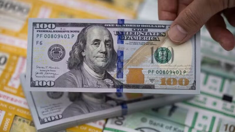 Dólar volta a superar R$ 5 e reage a pressão externa e ruídos políticos