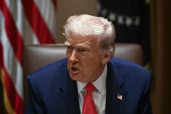 Trump ordena revisão de regras para ampliar espaço de fintechs no sistema financeiro dos EUA