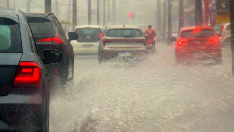 Inmet renova alerta de tempestades e Defesa Civil mantém aviso de risco até quinta-feira em Campo Grande
