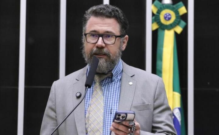 Pollon e mais dois deputados têm suspensão aprovada após protesto no plenário