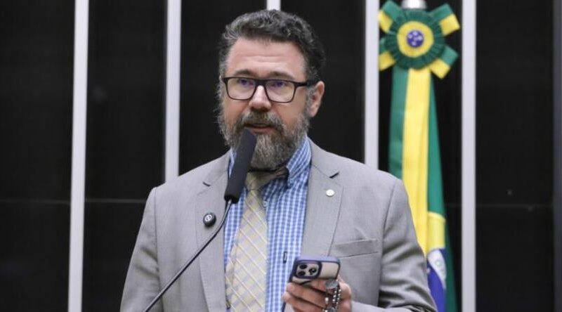 Pollon e mais dois deputados têm suspensão aprovada após protesto no plenário