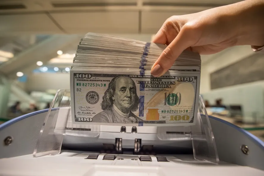 Dólar cai com alívio externo, mas fecha acima de R$ 5 em meio a incertezas políticas