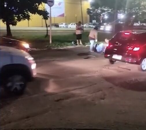 Motociclista cai ao desviar de buraco e fica ferido no Residencial Oliveira, em Campo Grande
