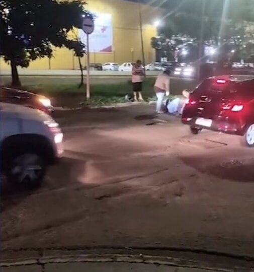 Motociclista cai ao desviar de buraco e fica ferido no Residencial Oliveira, em Campo Grande