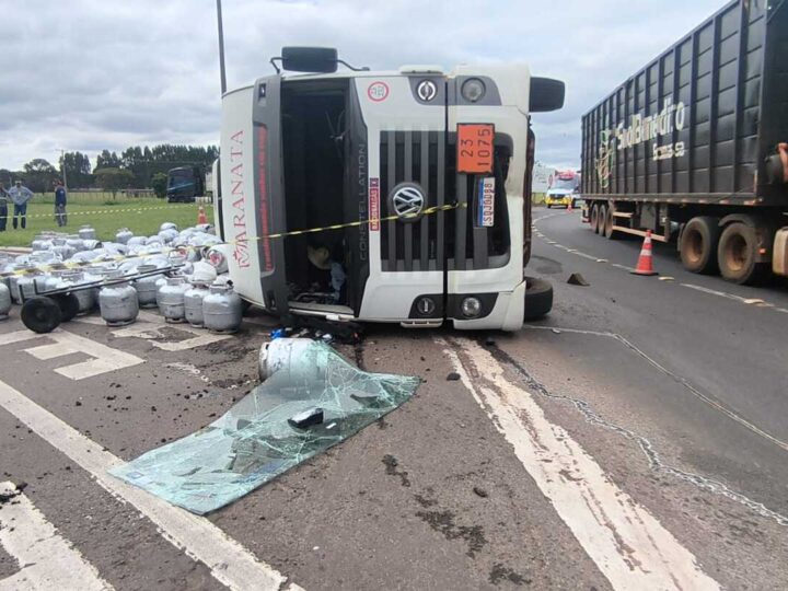 Carreta com carga de gás tomba na BR-163 e mobiliza bombeiros por risco de explosão em Campo Grande