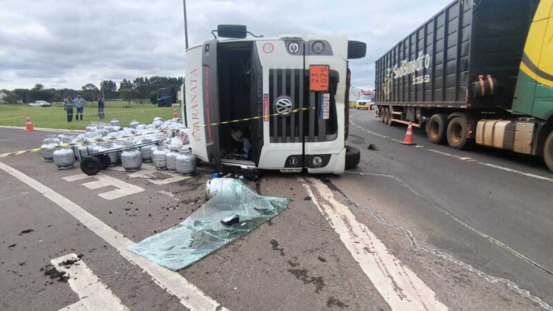 Carreta com carga de gás tomba na BR-163 e mobiliza bombeiros por risco de explosão em Campo Grande