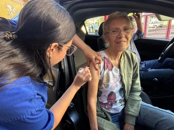 Último dia: drive-thru da vacina contra gripe atende neste domingo em Campo Grande