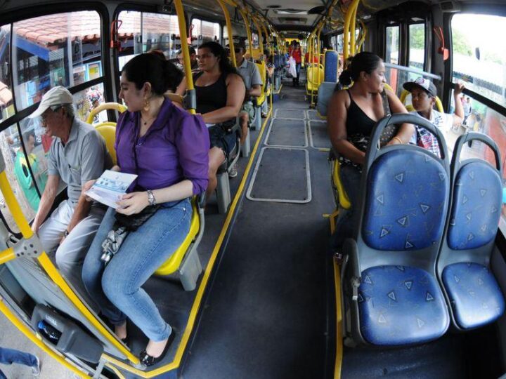 Campo Grande passa a dar prioridade de assentos na janela para mulheres em ônibus