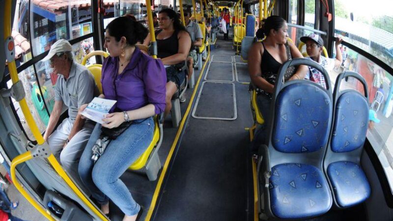 Campo Grande passa a dar prioridade de assentos na janela para mulheres em ônibus