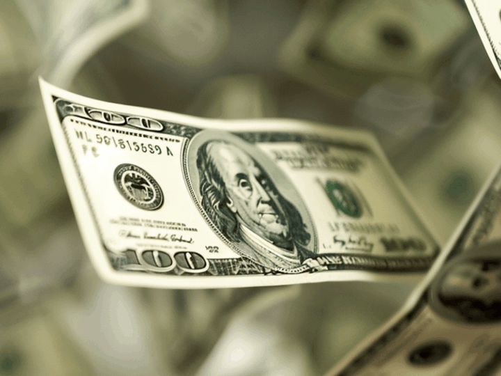 Dólar recua levemente, mas segue acima de R$ 5 com cenário externo no radar