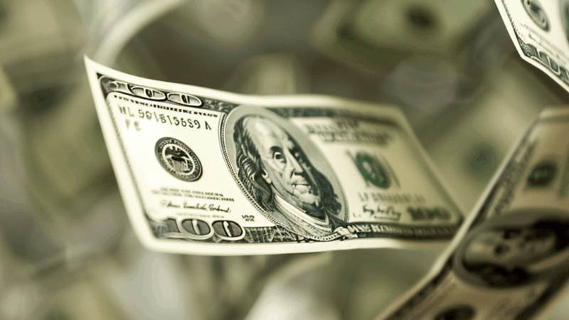 Dólar recua levemente, mas segue acima de R$ 5 com cenário externo no radar
