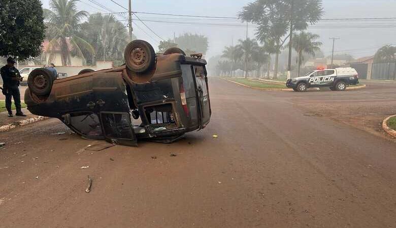 Batida entre carro e utilitário termina com veículo capotado em avenida de Sidrolândia