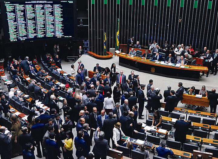 Comissão pode votar PEC que acaba com escala 6×1 após sessão relâmpago na Câmara