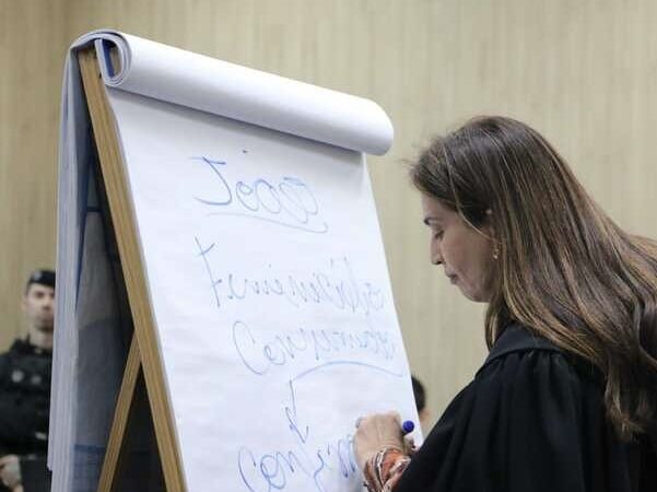 Promotora afirma que acusado matou companheira e filha para evitar pensão