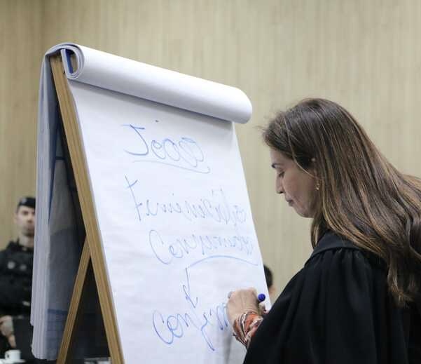 Promotora afirma que acusado matou companheira e filha para evitar pensão